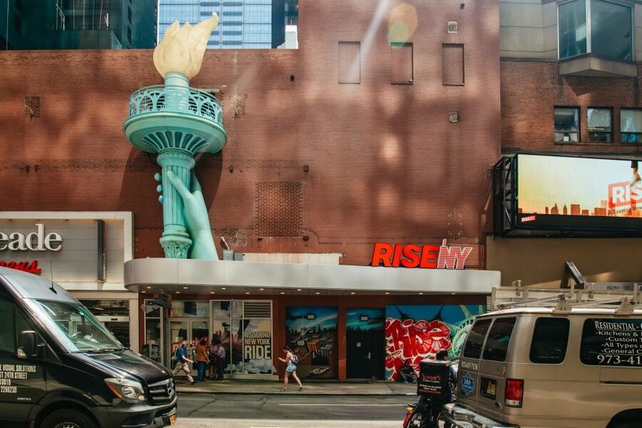 New York City: RiseNY Experience Ticket - Photo Ops With NYC-Themed TV and Broadway Sets