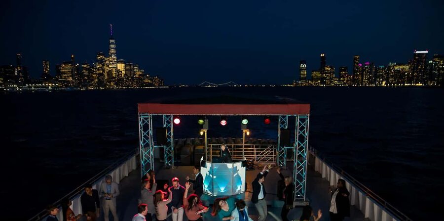 New York City: Sip 'N Groove Evening Cruise with Live DJ - Quick Hits Before You Go