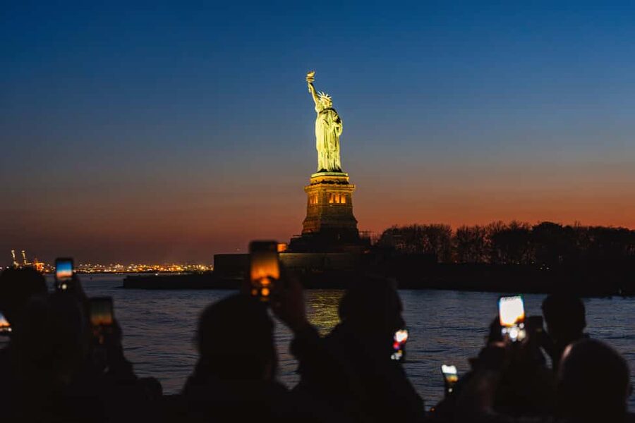 New York City: Sip 'N Groove Evening Cruise with Live DJ - Why This DJ Skyline Cruise Works on Hudson Nights