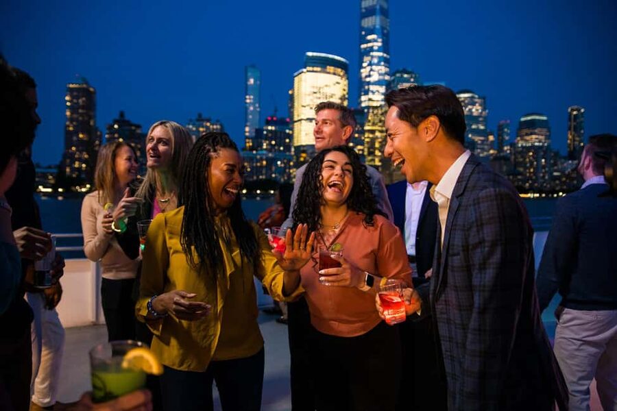 New York City: Sip 'N Groove Evening Cruise with Live DJ - The Bar and Snacks: What $45 Buys (and What Costs Extra)