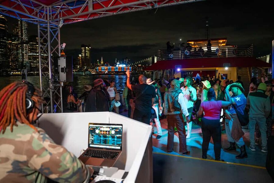 New York City: Sip 'N Groove Evening Cruise with Live DJ - Meeting Circle Line: Where to Go and How to Not Get Stuck