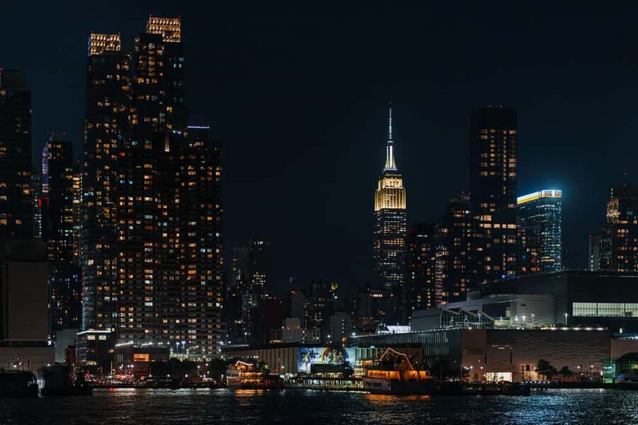 New York City: Sip 'N Groove Evening Cruise with Live DJ - Climate-Controlled Comfort With Deck-Time for Photos