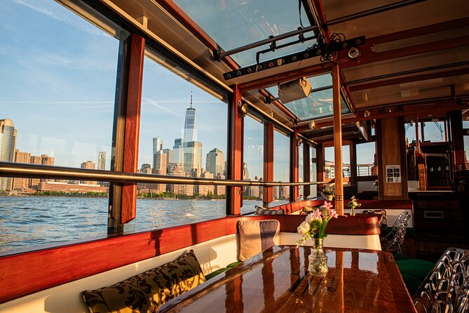New York City Sunset Cruise on a Yacht - Drinks, Music, and the Crowd Level: How the Evening Feels
