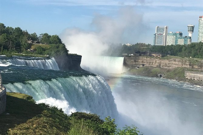 New York City Tour to Niagara Falls 1 Day - Great American Arcade: a short stretch to walk off the bus