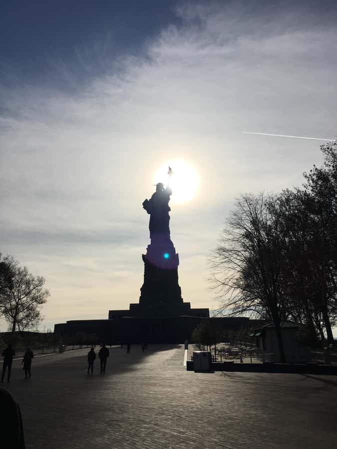 New York, discover the Statue of Liberty and Ellis Island. - Liberty Island access: getting closer than the typical viewpoint