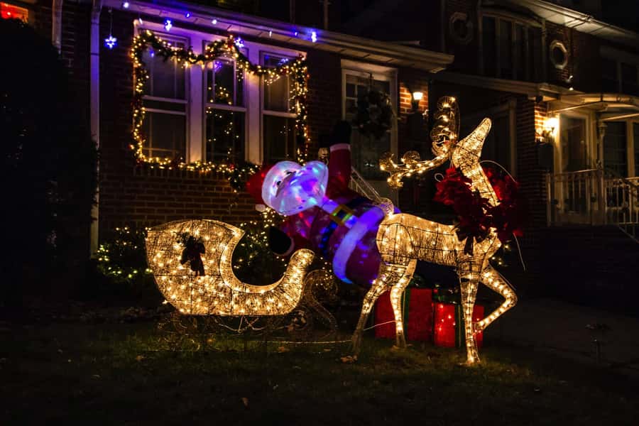 New York: Dyker Heights Christmas Lights Guided Tour - Why Dyker Heights Christmas Lights Feel Different From Usual NYC Holiday Stops