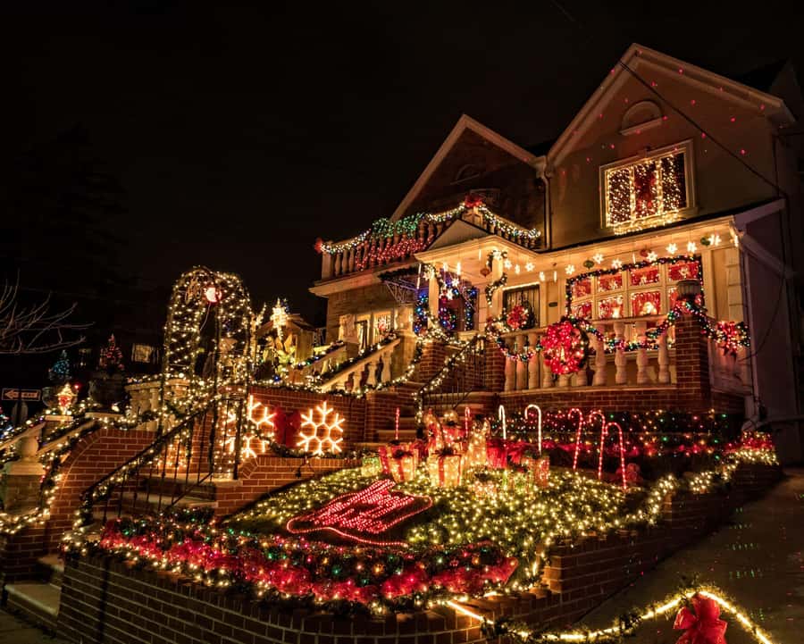 New York: Dyker Heights Christmas Lights Guided Tour - Coach Ride Views: Manhattan Bridges and Winter Night Timing