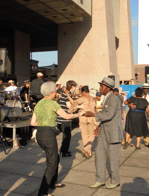 New York: Harlem Swing Dance History Stroll and Dance Class - The 1-hour Harlem swing stroll: Frankie Manning and Big Band streets