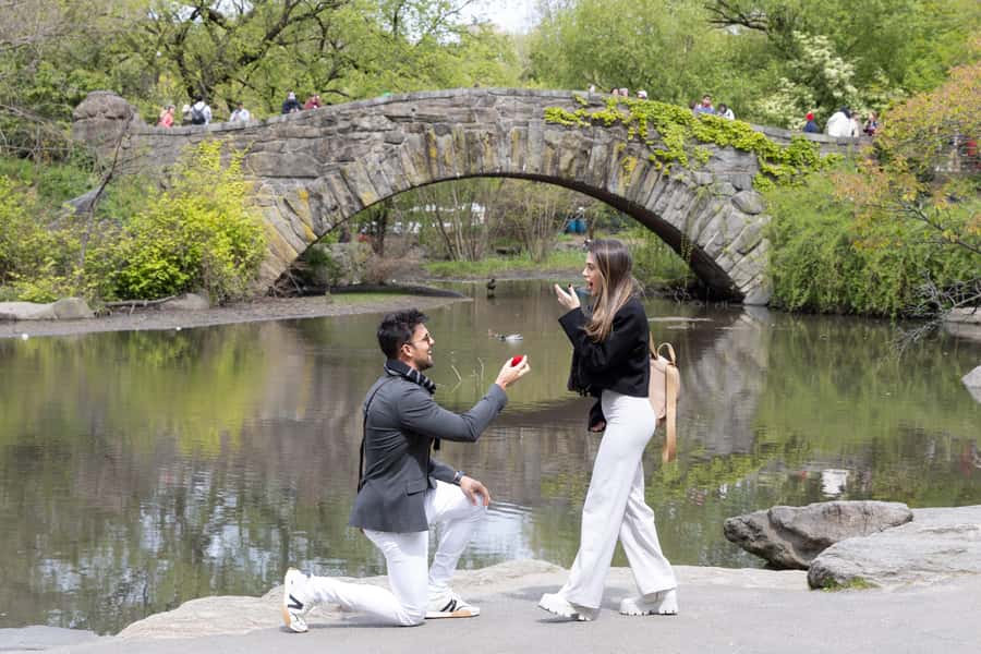 New York: Photoshoot in NYC Central Park 5th Ave - The real value: guided posing that makes you look natural