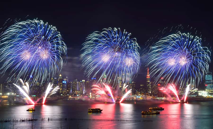 NYC: 4th of July Fireworks Party Cruise with Buffet & Drinks - The DJ party: fun, but placement affects your view
