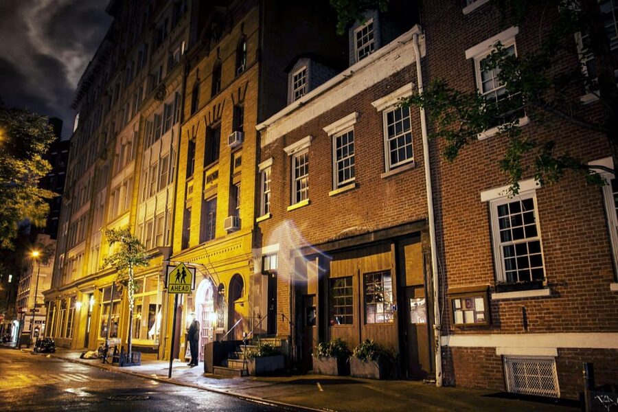 NYC: Boos & Booze Haunted Pub Crawl - The Quick Friends Apartment Selfie Stop