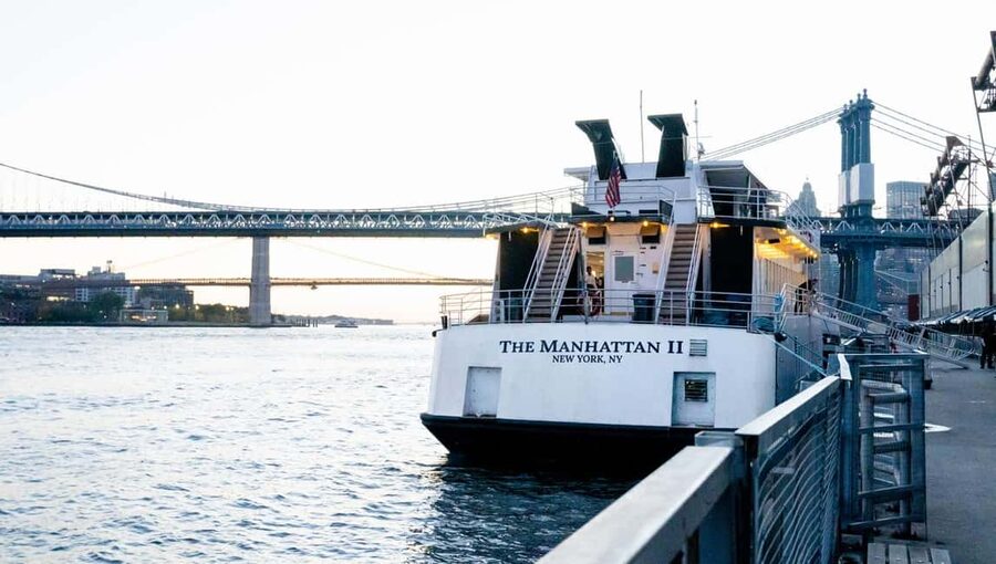 NYC: Bottomless Brunch Cruise - The host narration: turning landmarks into an easy story