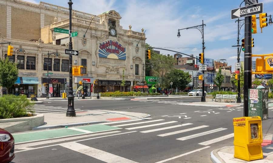 NYC: Bronx Subway and Walking Tour with Bronx Little Italy - 3 hours of Bronx storytelling, starting at Grand Central