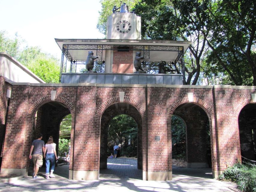 NYC: Central Park Guided Walking Tour English-Spanish - Central Park Pond, Victorian Gardens, and Balto the Brave