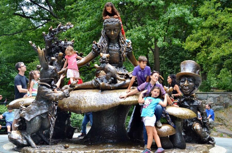 NYC: Central Park Guided Walking Tour English-Spanish - Strawberry Fields and the Dakota Building: the emotional finale