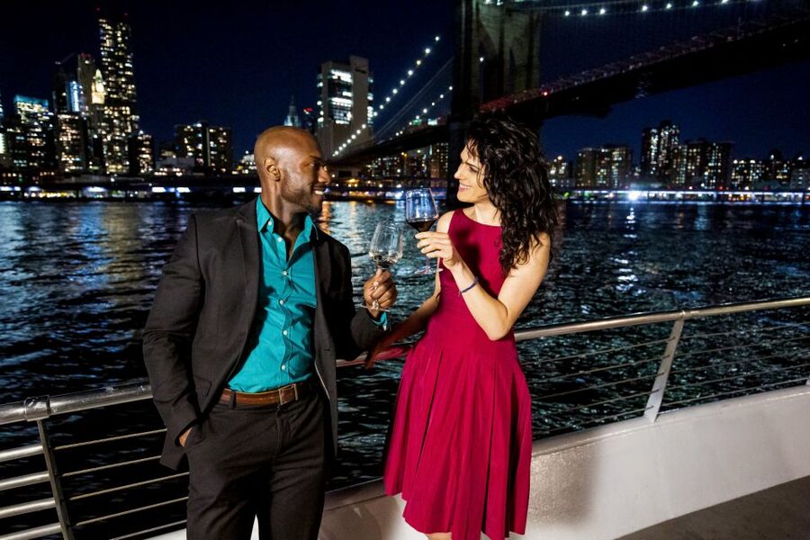 NYC: Christmas Eve Buffet Lunch or Dinner Harbor Cruise - Should you book this Christmas Eve Harbor Cruise?