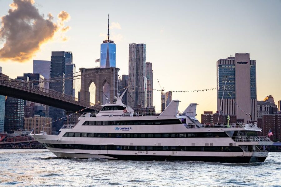 NYC: Christmas Eve Buffet Lunch or Dinner Harbor Cruise - Chelsea Piers to the iconic skyline: how the 2-hour vs 2.5-hour cruise feels