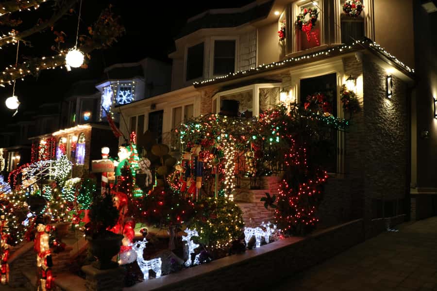 NYC: Christmas Lights Dyker Heights, Bay Ridge and DUMBO - Key highlights at a glance