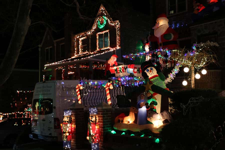NYC: Christmas Lights Dyker Heights, Bay Ridge and DUMBO - Getting to the holiday lights on a 4-hour city rhythm