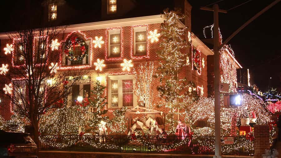 NYC: Christmas Lights Tour and Dyker Heights - Staying comfortable on a night tour: timing, traffic, and group flow