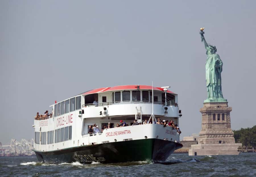 NYC: Circle Line 1-Hr Statue of Liberty Skip-The-Line Cruise - The Bridges and Harbor Variety: Underpasses, Hudson Views, and Extra Sights