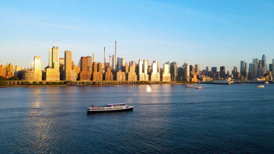 NYC: Circle Line 2h Harbor Lights Cruise Skip-The-Box-Office - The Chrysler Building and the Downtown Finishing Stretch