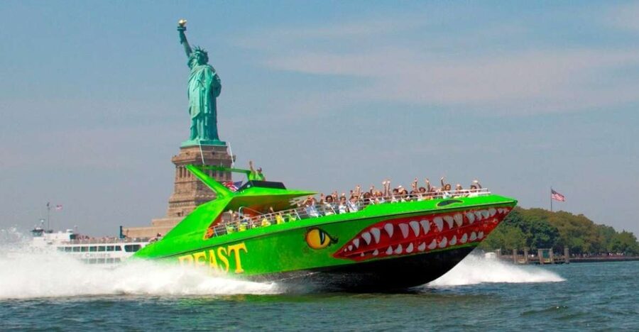 NYC: Circle Line "The Beast" Midtown/Downtown Speedboat Ride - What the 30 minutes feel like: speed, narration, and a tight loop