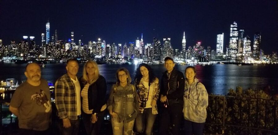 NYC: City Skyline Sightseeing MiniBus Tour at Night - Guides, Language, and Small-Group Comfort