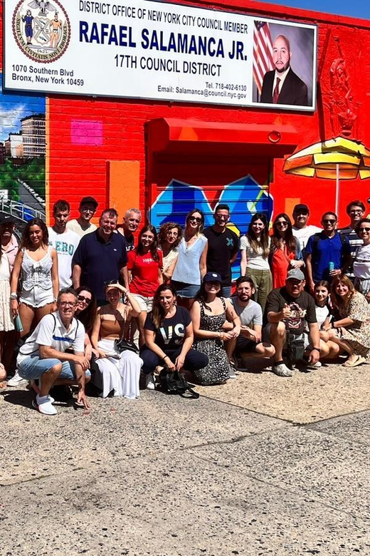 NYC: Contrast Tour Manhattan, El Bronx, Queens & Brooklyn - South Bronx to Yankee Stadium: guided time plus photo-focused stops