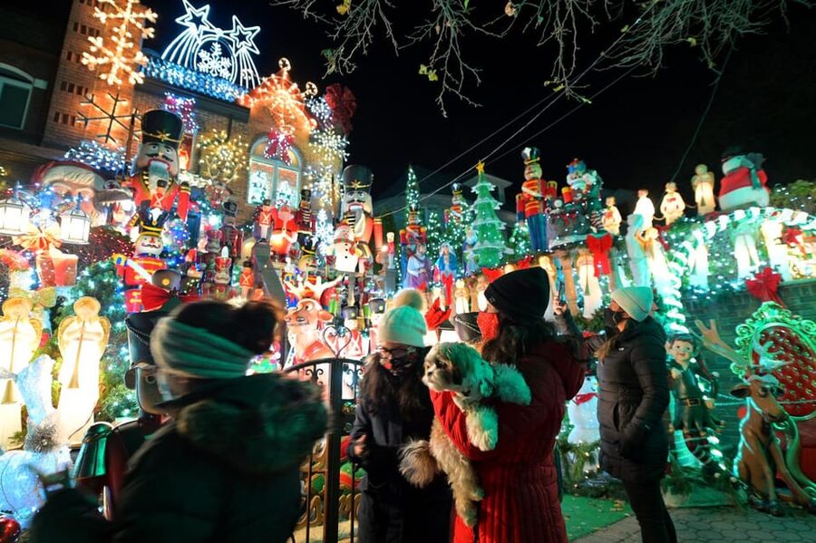 NYC: Dyker Heights and NYC Holiday Lights Luxury Bus Tour - Luxury comfort for a 4-hour holiday sweep