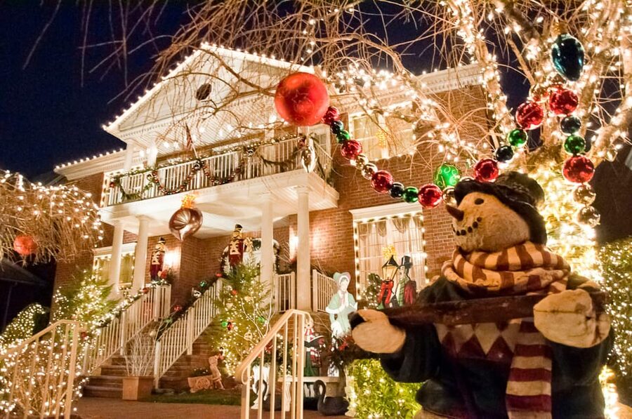 NYC: Dyker Heights and NYC Holiday Lights Luxury Bus Tour - Empire State Building to Flatiron to Rockefeller Center: the finish line