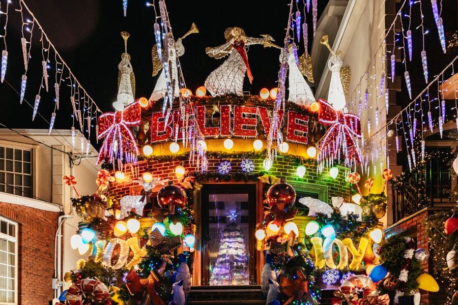 NYC: Dyker Heights Christmas Lights & Skyline View Bus Tour - Key things you’ll notice on this Dyker Heights Christmas lights tour