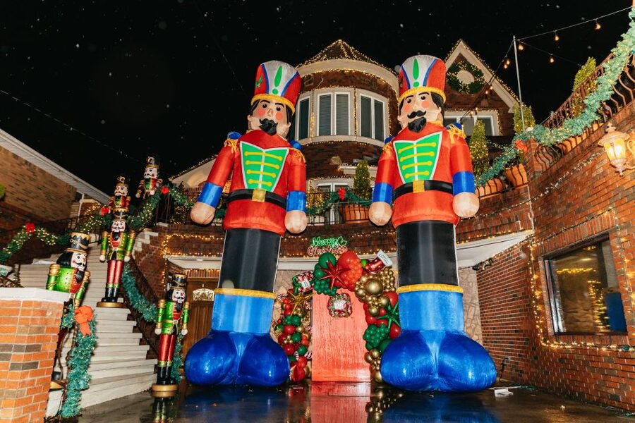 NYC: Dyker Heights Christmas Lights & Skyline View Bus Tour - What to bring (and how to avoid the small annoyances)