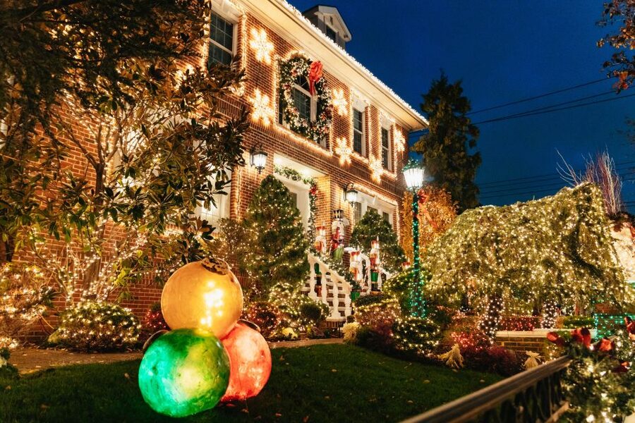 NYC: Dyker Heights Christmas Lights & Skyline View Bus Tour - Junior’s pickup point: start where you can navigate fast