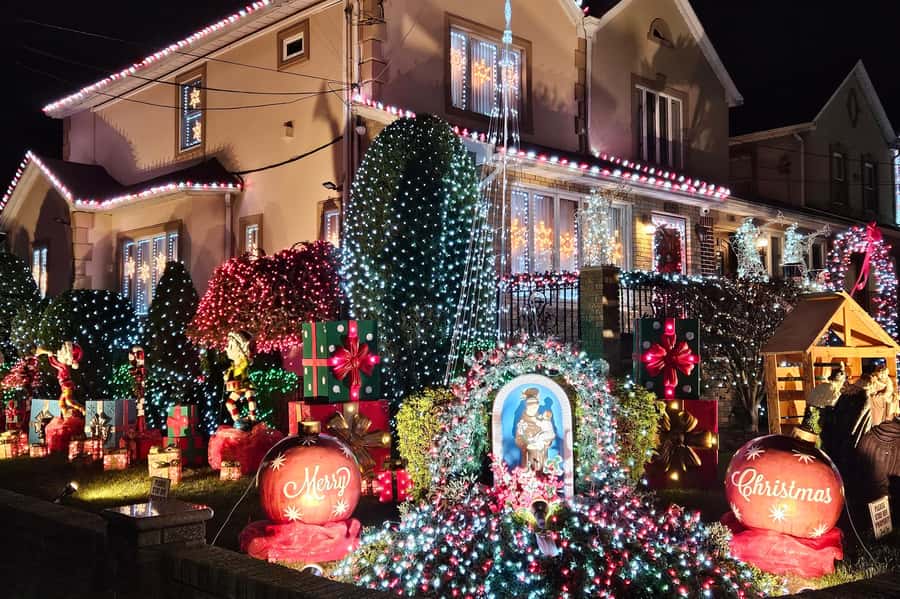 NYC: Dyker Heights Christmas Lights Tour with Hot Cocoa - How the Dyker Heights Walk Works (And Why an Hour Is Enough)