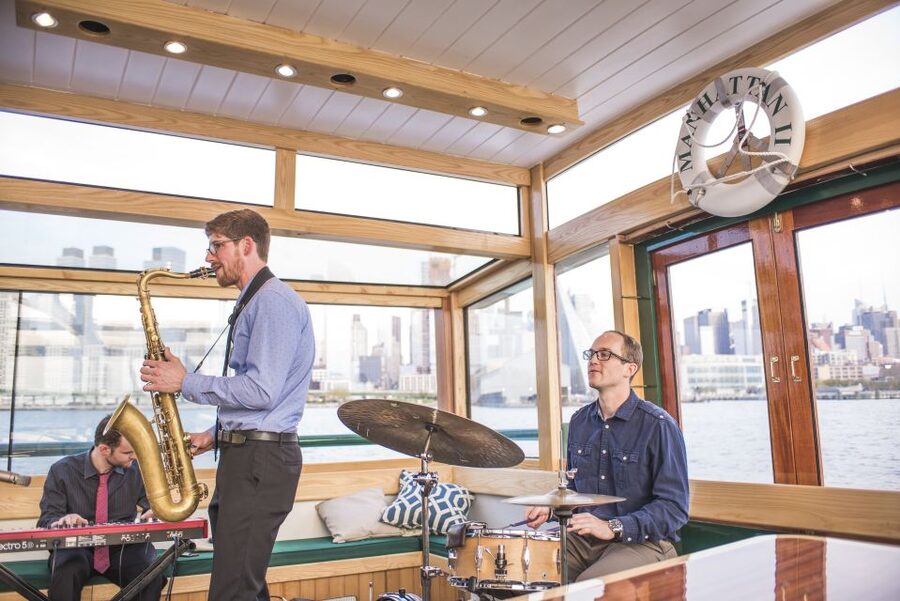 NYC: Evening Jazz Cruise on the Yacht Manhattan - Live jazz sets the mood for the whole skyline