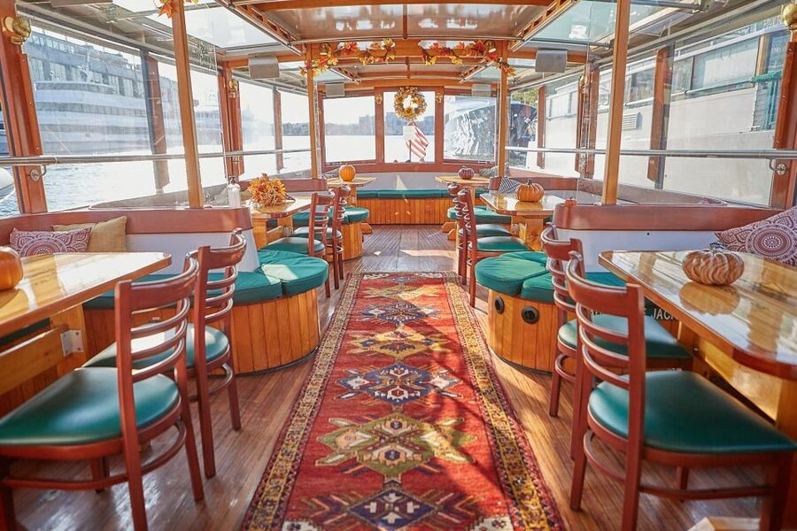 NYC: Evening Jazz Cruise on the Yacht Manhattan - Service and seating: a calm, classy setup