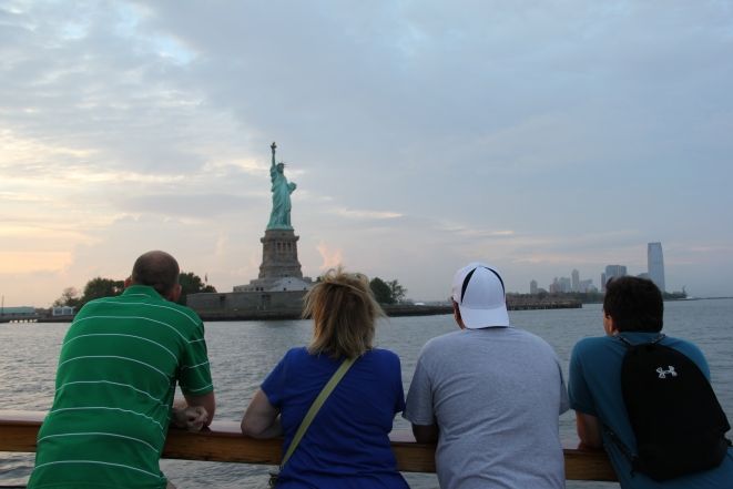 NYC: Evening Jazz Cruise on the Yacht Manhattan - Food and drinks: one included, extras at your pace