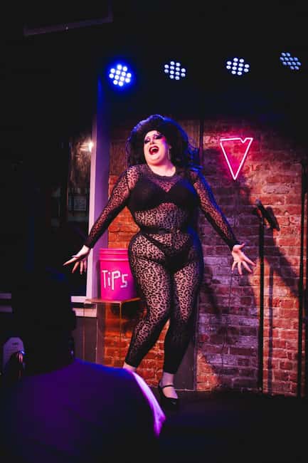 NYC: Fabulous Drag Night Out with a Drag Queen - The Welcome Drink and Drag Q&A: The Best Part Before the Lights