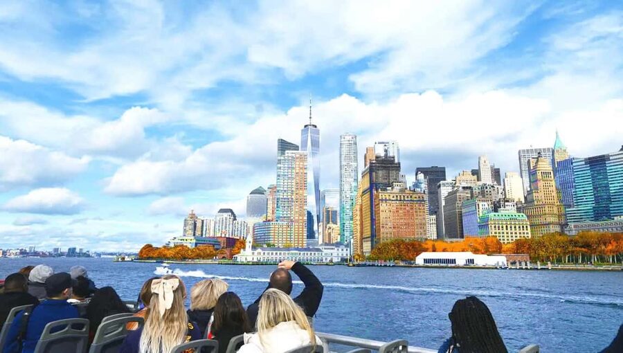 NYC: Fall Foliage Cruise with Live Guide - Live guide and sound: how the commentary can make or break the ride