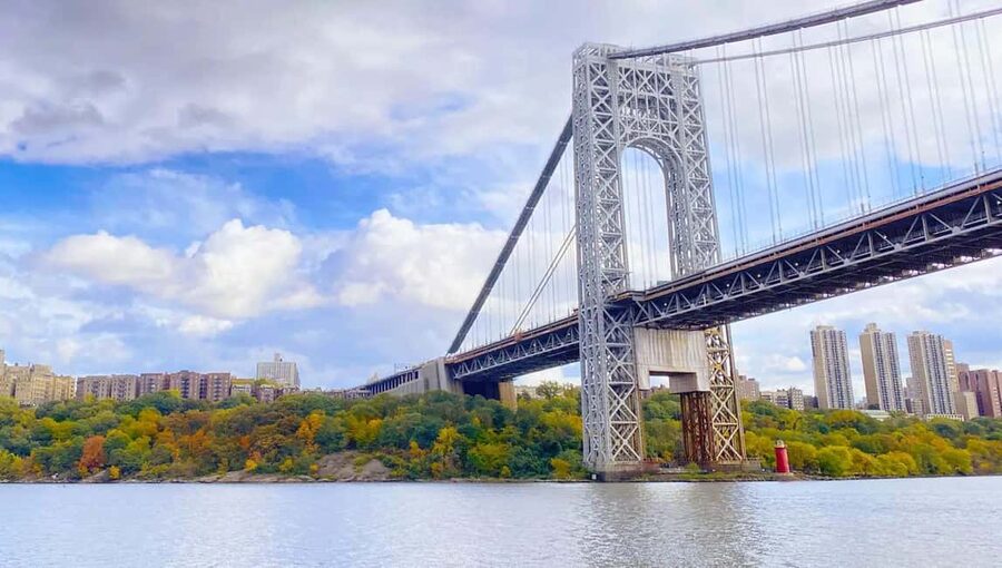 NYC: Fall Foliage Cruise with Live Guide - Main and Sky Decks: seating strategy for standard vs premium