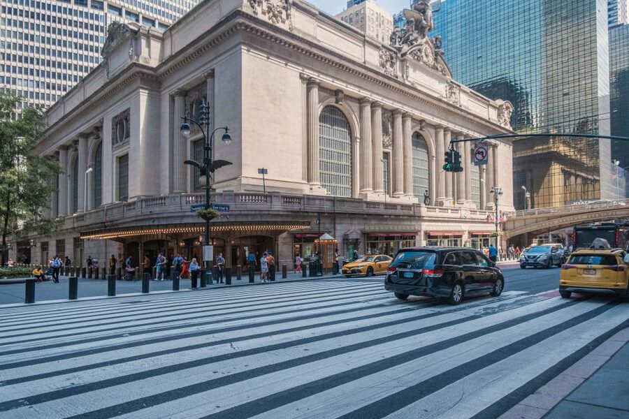 NYC | French guided tour Grand Central & Midtown - Hidden geometry: finding the whispering gallery and tennis court