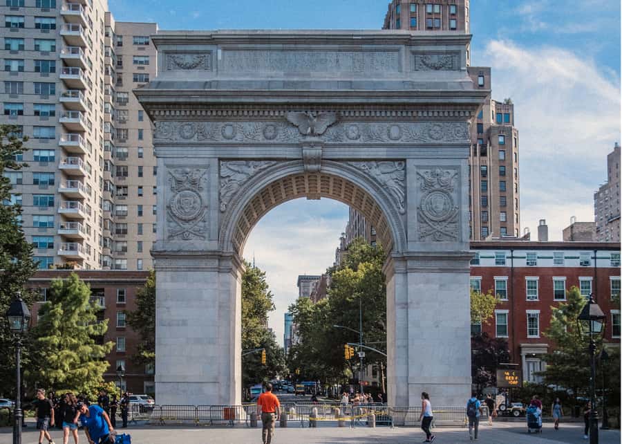NYC | French guided tour Greenwich Village through Chinatown - Starting Under the Washington Square Arch: how the tour actually works
