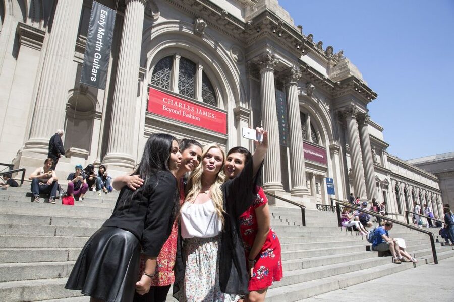 NYC: Gossip Girl Sites Bus Tour - Vera Wang boutique: Blair’s wedding-gown energy in real life
