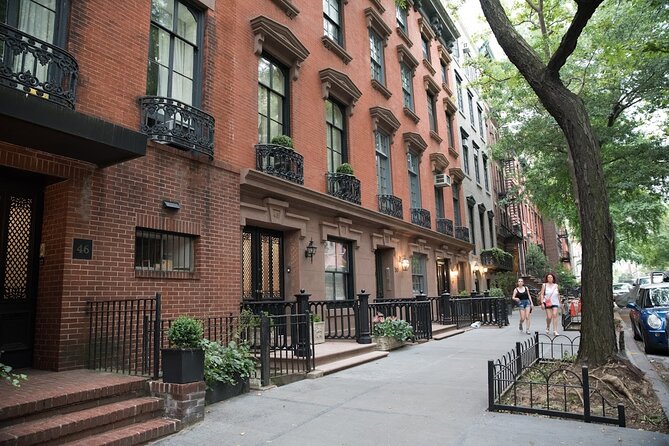 NYC: Greenwich Village Food Tour with 6 Locals Favorites Dishes - Why the Guide Stories Matter More Than You Think