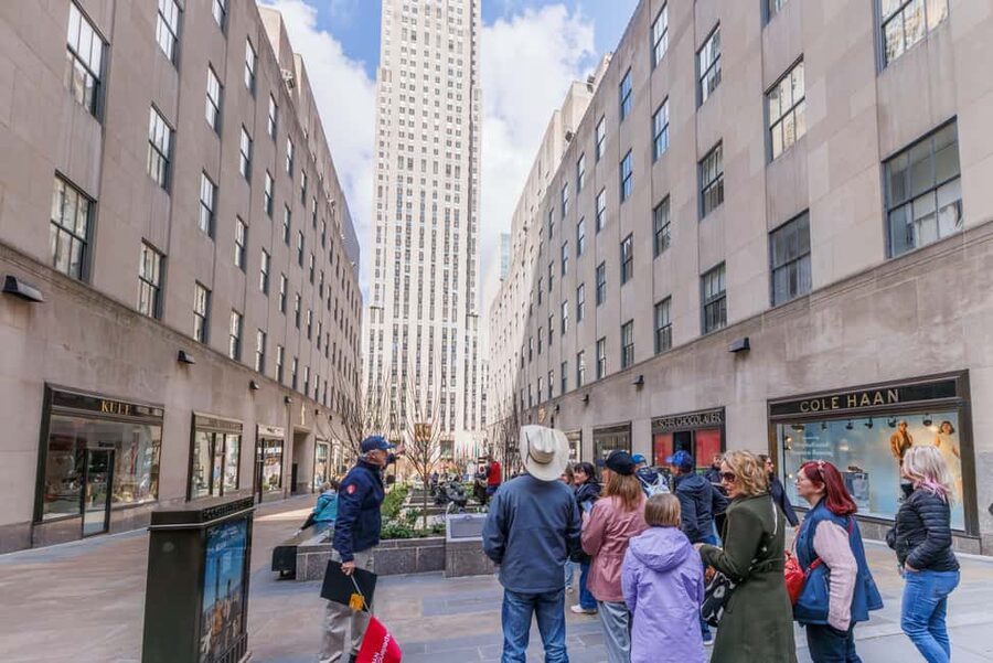 NYC: Half-Day Luxury Bus Tour with Empire State Access - Fifth Avenue to the Plaza Hotel: elegance, apartments, and the power of passing by