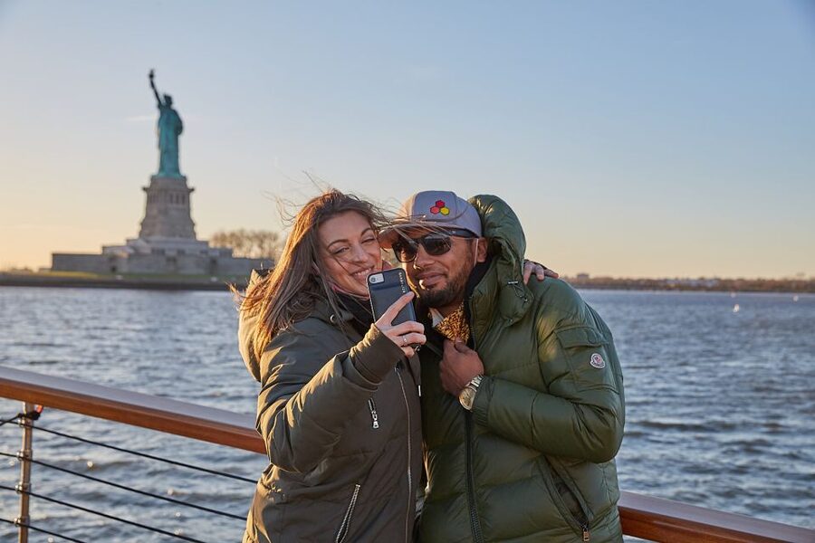 NYC: Holiday Yacht Cruise with Jazz, Cocoa & Carols - Live jazz trio, holiday carols, and the sound level reality
