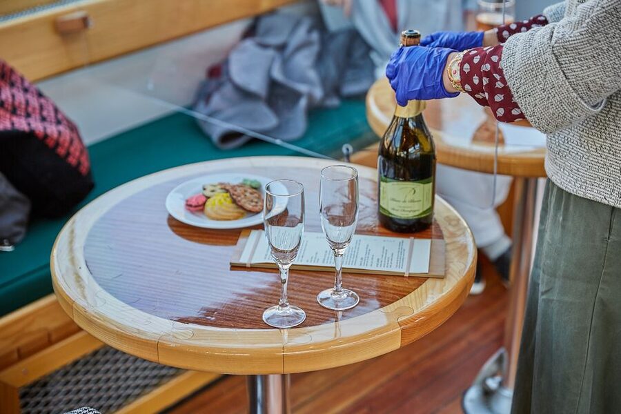 NYC: Holiday Yacht Cruise with Jazz, Cocoa & Carols - Cookies, cocoa, and your included drink: set expectations