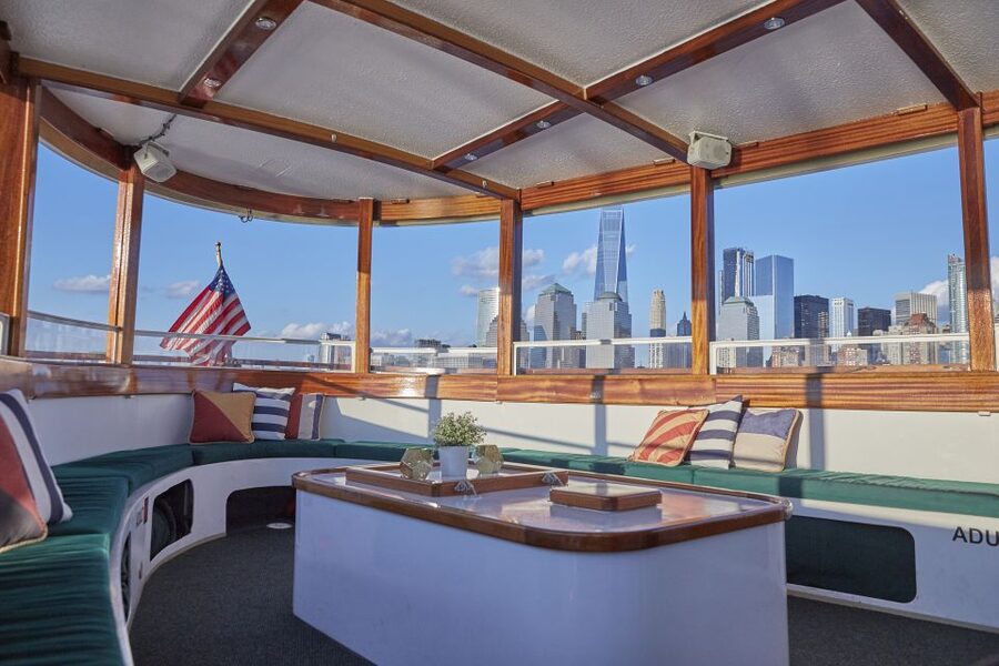 NYC: Hudson River Fall Foliage Yacht Tour - Drinks and snacks for 150 minutes: plan your comfort
