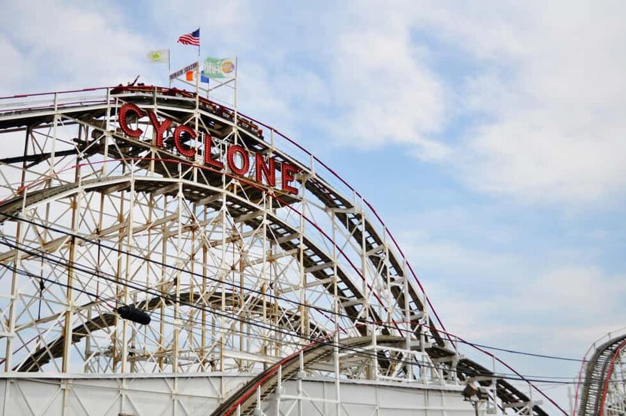 NYC: Iconic Brooklyn - Bridge, Dumbo & Coney Island tour - Languages, Guide Style, and the Value of a Real Lead